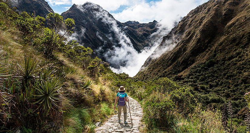 Turista haciendo trekking en el Camino Inca